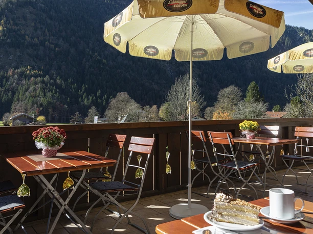 Schaukäserei Ettal - Terrasse mit Café Kuchen.jpg