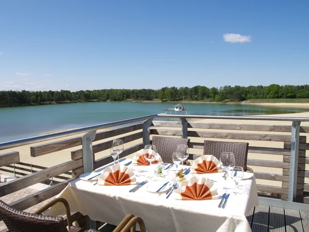 Gedekte tafel op het terras bij Restaurant am Bernsteinsee