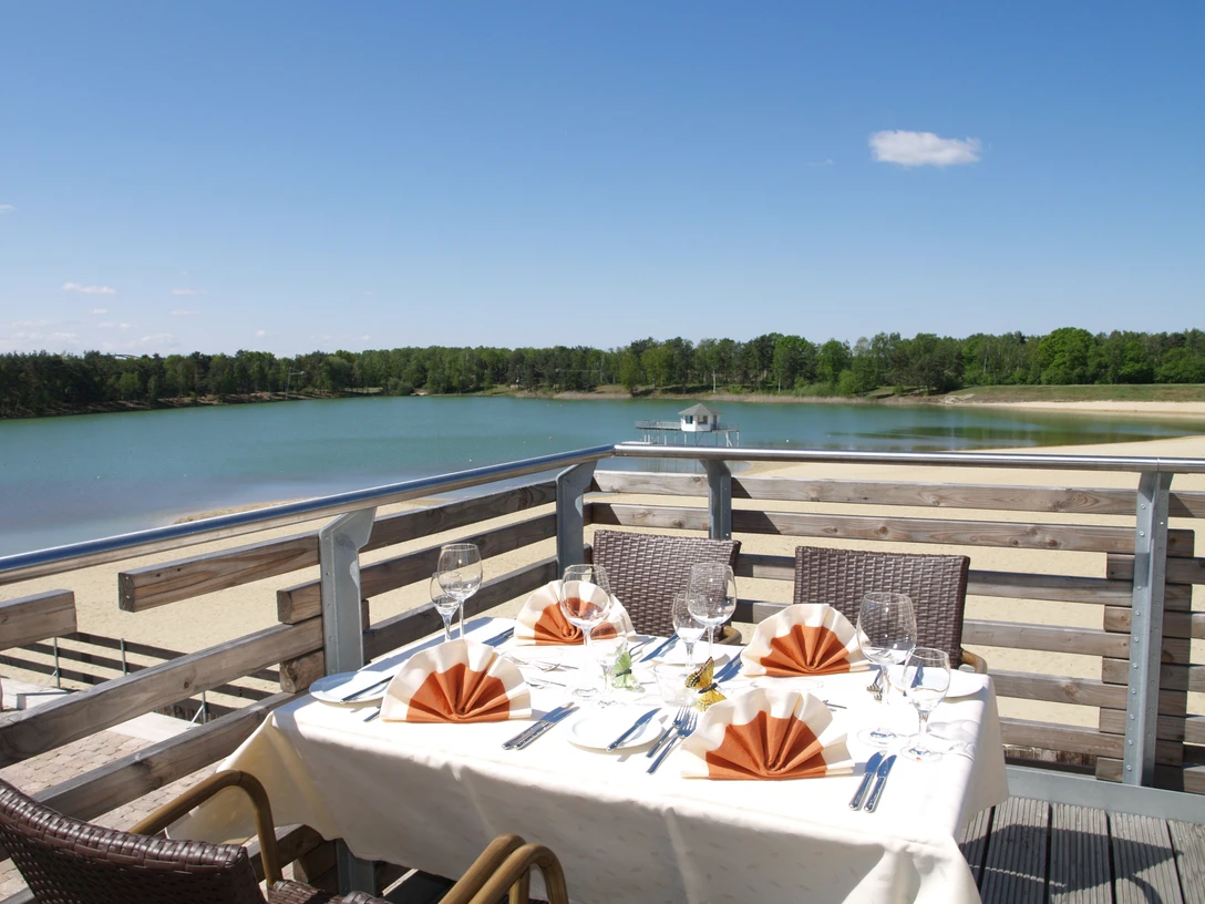 Terrasse am Bernsteinsee Gedeckter Tisch auf der Terrasse im Restaurant am Bernsteinsee