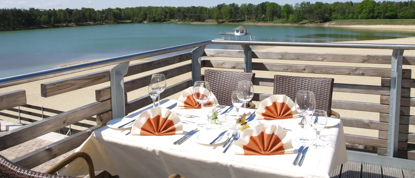 Terrasse am Bernsteinsee Gedeckter Tisch auf der Terrasse im Restaurant am Bernsteinsee