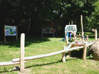 Kugelbahn Holz-Kugelbahn im Grünen mit Infotafel im Hintergrund