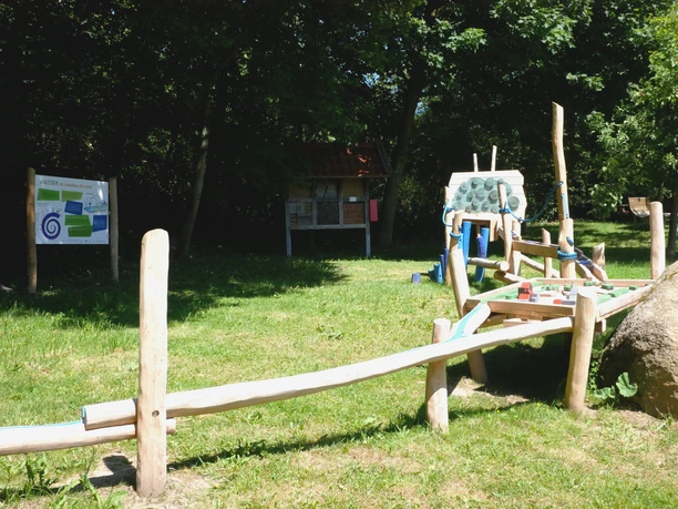 Kugelbahn Holz-Kugelbahn im Grünen mit Infotafel im Hintergrund