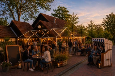 Seglertreff Nordseebad Otterndorf - Party 1 Gäste genießen die Abendstimmung unter Lichterketten auf der Terrasse des Seglertreffs.