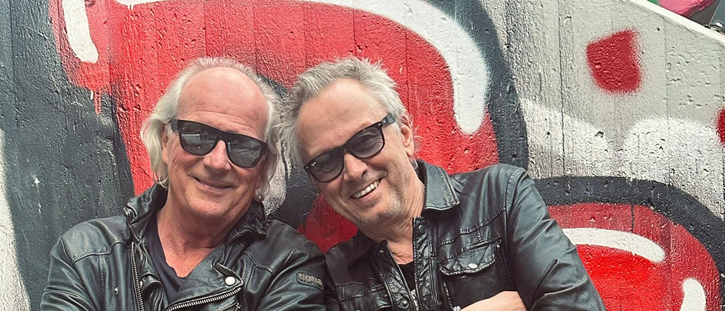Mocktones beim Kultur.Sommer.Garten. in Büsum Zwei Herren in Lederjacke und Sonnenbrillen stehen vor einer mit Graffiti besprühten Wand mit verschränkten Armen.