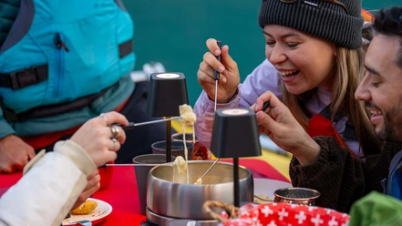 chees-fondue-float-unterwegs-brienzersee-abend-kaese-brot.jpg