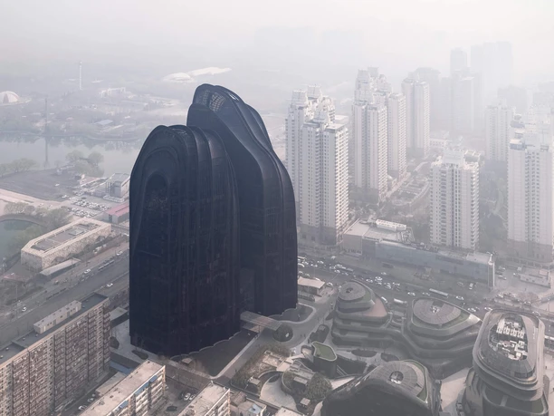 Beijing 79 Dunkle geschwungene Hochhausformen ragen in eine nebelige Stadtlandschaft mit dichtem Verkehr