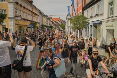 Menge beim CSD Mu25.jpg