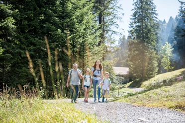 Familie auf dem Flanierweg