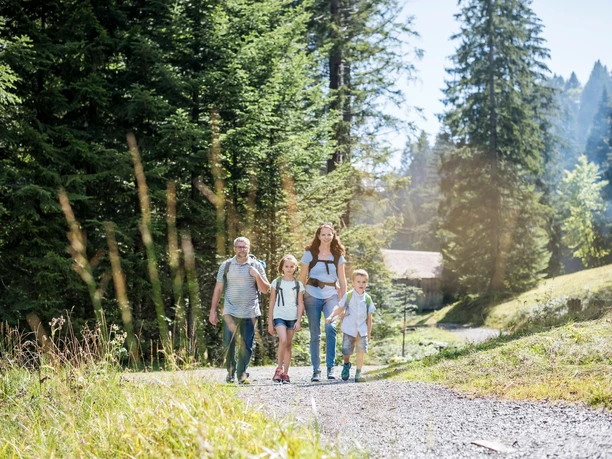 Familie auf dem Flanierweg