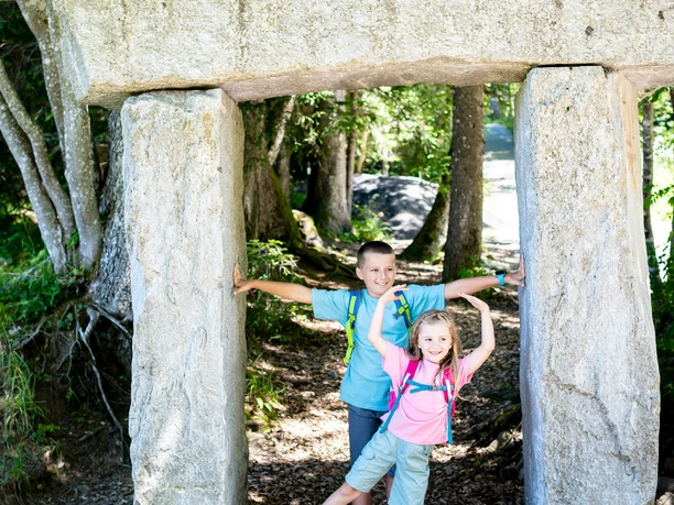 Stein Torbogen am Wanderweg