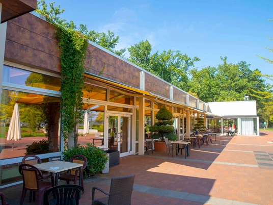 cafe-in-der-wandelhalle-terrasse