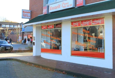 Straßenansicht des Imbissrestaurants Esszeit in Sögel mit großer Fensterfront und Werbebeschriftung