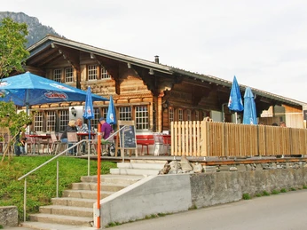 Vue extérieure de la terrasse du restaurant Eggli en été