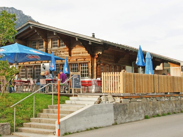 Holzchalet mit Terrasse mit Sonnenschirmen