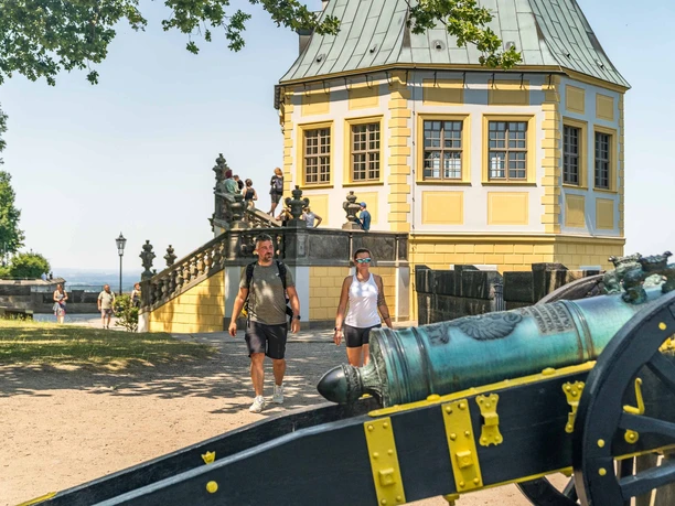 Zwei Radfahrer an der Heinrichsburg auf der Festung Königstein