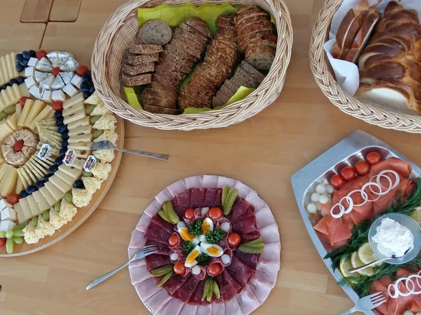 Tisch mit Käse- und Fleischplatten und Brot
