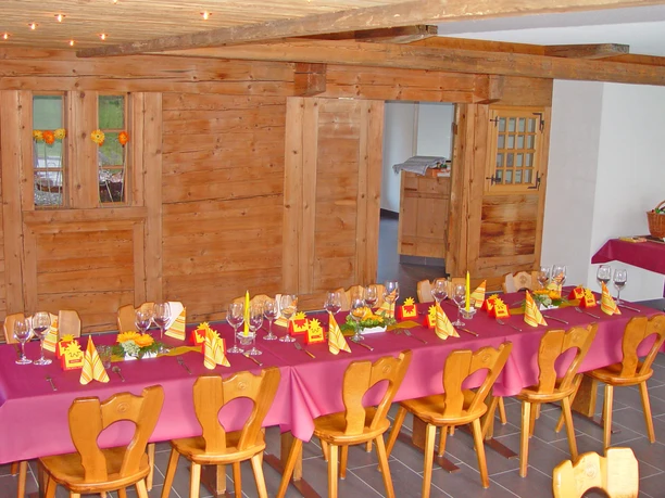 Restaurant Eggmatte im Altholzstyl Gedeckte Tafel mit rotem Tischtuch und Servietten