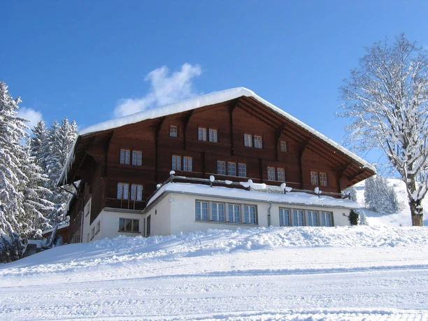 Gasthaus Gsässweid Aussenansicht Winter Fassade des Gasthauses Gsässweid, verschneite Landschaft rundherumg