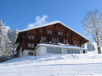 Gasthaus Gsässweid exterior view winter Fassade des Gasthauses Gsässweid, verschneite Landschaft rundherumgFacade of the Gsässweid inn, snow-covered landscape all aroundgFaçade de l'auberge Gsässweid, paysage enneigé tout autourg