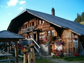 Alphütte mit Blumen geschmückt