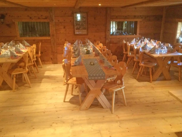 Salle en bois avec tables et chaises en bois