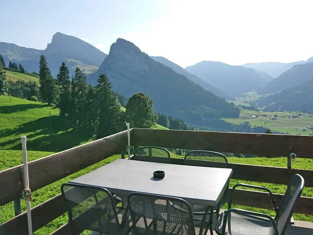 Tisch auf Terrasse mit Panoramablick über das Diemtigtal