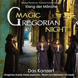 Mönche in dunklen Kutten mit Kerzen in einem steinernen Gang vor dem Konzerttitel.