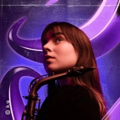Junge Person mit Saxofon vor leuchtenden violetten Formen