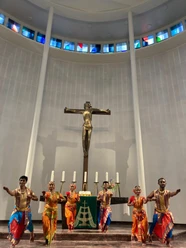 Kalahrdaya-Tanzensemble aus Kalkutta - Tanz-Workshop & Tanzdrama: "Franz von Assisi" Indische Tänzer in farbenreicher Tracht vor Altar und großem Kruzifix in heller Kirche
