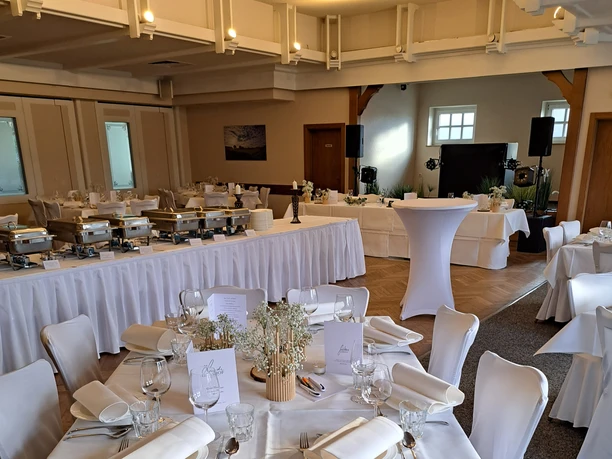 Festliche Tische im Saal - Gasthof Zur Linde