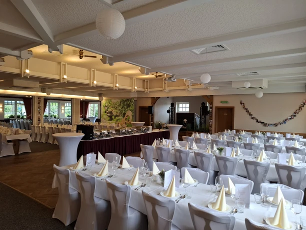 Tischreihen und Buffet im Saal Gasthof Zur Linde