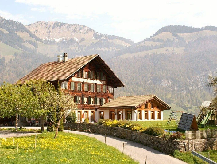 Restaurant Schönbühl au soleil Restaurant Schönbühl von aussen, die Frühlingsblumen blühenRestaurant Schönbühl from the outside, the spring flowers are in bloomLe restaurant Schönbühl vu de l'extérieur, les fleurs printanières s'épanouissent