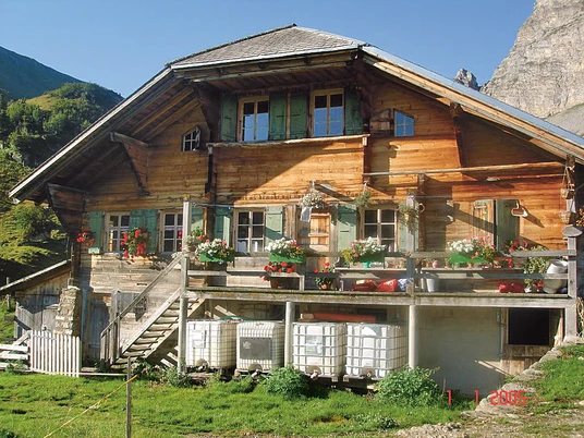 Berghaus-Alp-Grimmi Holzfassade des Alpgebäudes mit WalmdachWooden façade of the alpine building with hipped roofFaçade en bois du bâtiment alpin avec toit en croupe