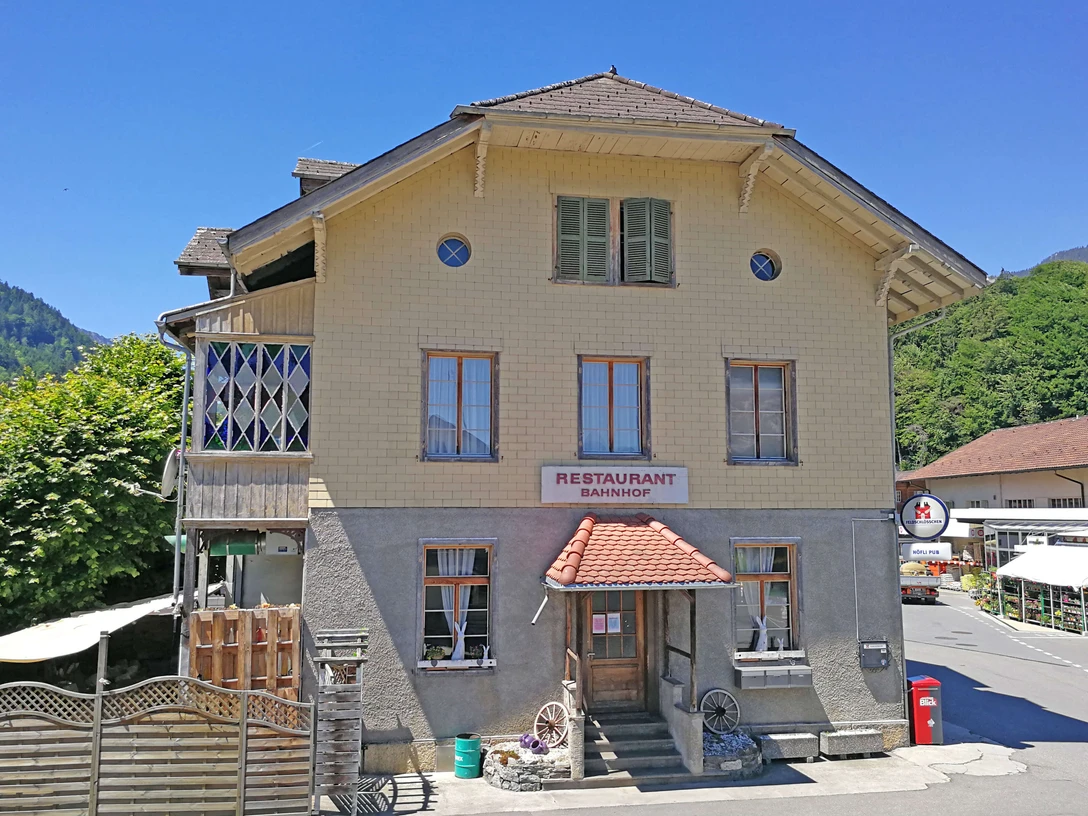 Exterior view in summer Gebäudefront des Höfli PubsFront of the Höfli Pub buildingFaçade du bâtiment du Höfli Pub