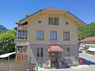 Vue extérieure de la en été Façade du bâtiment du Höfli Pub
