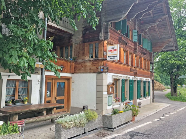 Restaurant Riedli Zwischenflüh Aussenansicht Vorderseite des Restaurants mit Terrasse