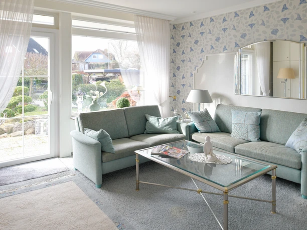 Wohnzimmer mit Blick auf Terrasse und Garten