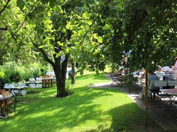 Rölings Hof - Gartencafé im Sommer Gartencafé im Sommer auf Rölings HofGarden café in summer at Rölings HofHavecafé om sommeren på Rölings HofTuincafé in de zomer bij Rölings Hof