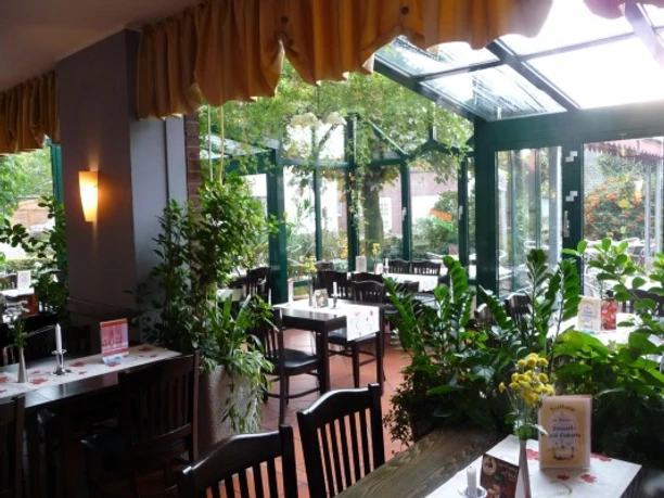 trattoria_drinne Ein heller, freundlicher Gastraum mit vielen Pflanzen. Große Fenster lassen viel Licht herein.