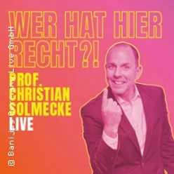 Mann im Anzug vor pink-gelbem Hintergrund mit großem Schriftzug einer Live-Show