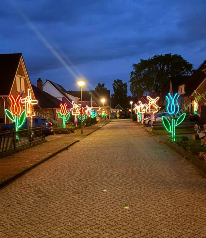 Beispiel einer dekorierten Straße im „Holland“-Stil mit Windmühlen und Tulpen_quer.jpg