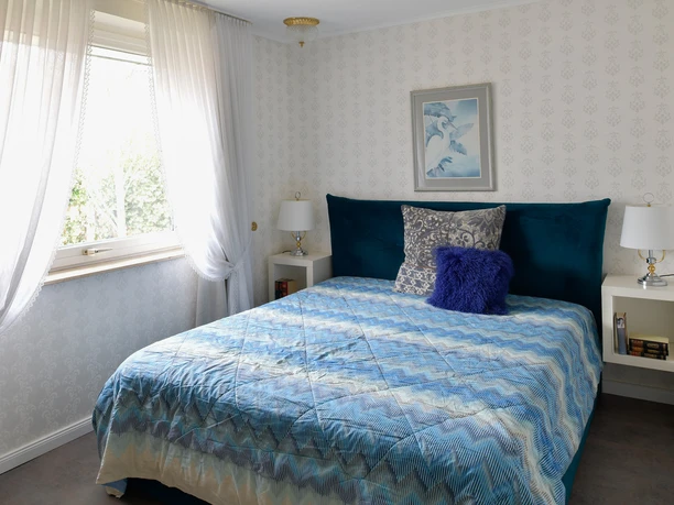 Schlafzimmer mit Fenster zum Garten