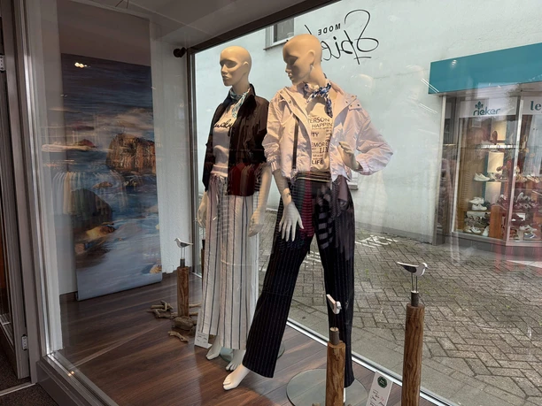 Mode-Spieker3.jpg Zwei Schaufensterpuppen in maritimer Mode im Schaufenster von Mode Spieker in Bad Zwischenahn.