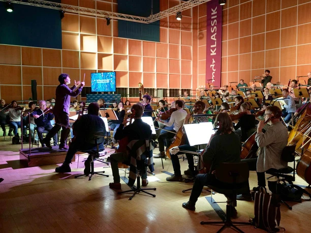 Konzert im MDR Studio - Musik in Leipzig Das MDR-Sinfonieorchester spielt ein Konzert im MDR Studio am Augustusplatz in Leipzig
