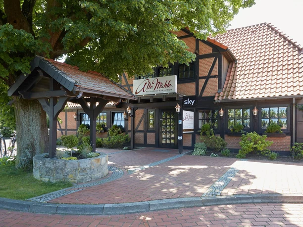 Exterior view of the Alte Mühle restaurant in Weyhausen