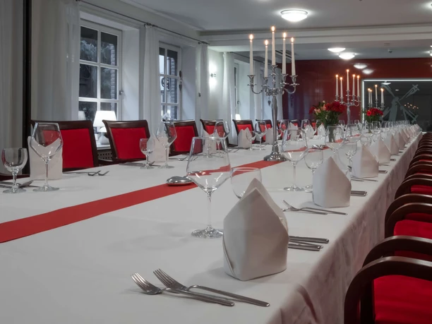 Restaurant Alte Mühle Gesellschaftstisch Festlich gedeckter Tisch im Restaurant Alte Mühle Weyhausen