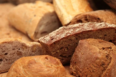 bread-399286_1920 Eine Auswahl an verschiedenen Brotsorten liegt auf einem Holzbrett. Jede Brotsorte zeigt eine einzigartige Kruste und Textur.