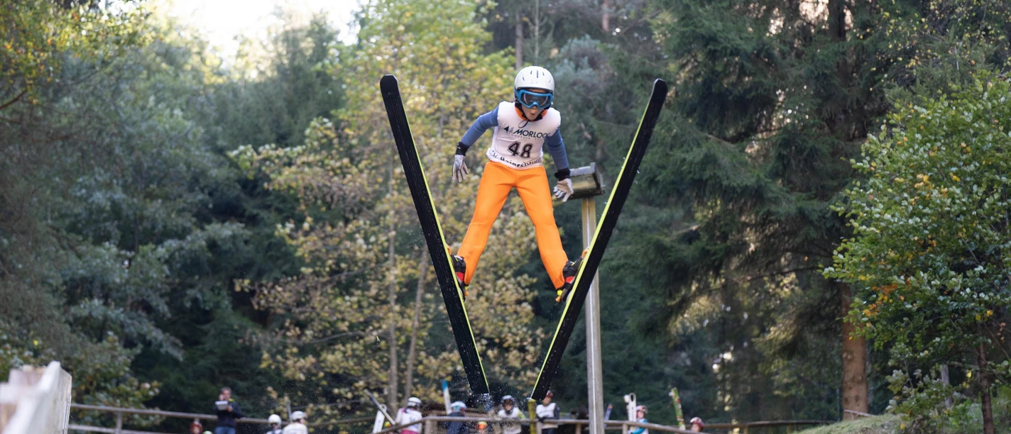 Skispringer springt von einer Schanze in Baiersbro