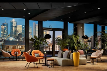 The Spin - Innenbereich Hotellounge mit Sitzgruppen und Blick auf Frankfurter Skyline