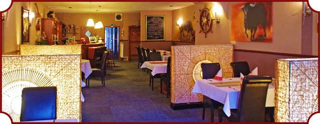 title_restaurant Restaurant von Inneb, Tische mit Stühlen zwischen halbhohen Trennwänden
